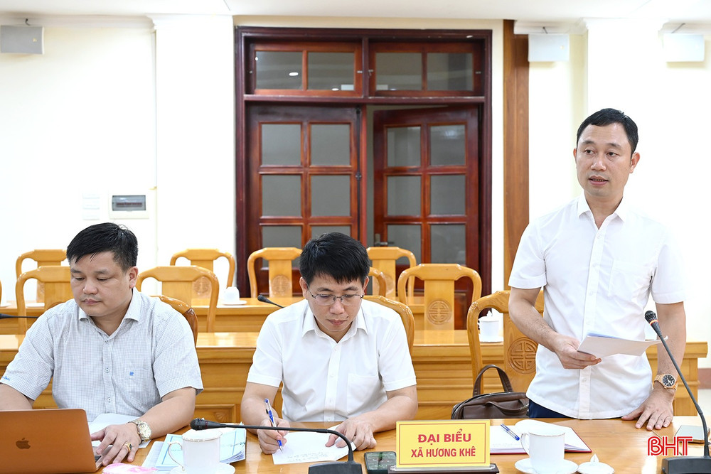 Bí thư Đảng ủy, Chủ tịch HĐND xã Hương Khê Trần Quang Nhật báo cáo nội dung chuẩn bị đại hội. Bí thư Đảng ủy, Chủ tịch HĐND xã Hương Khê Trần Quang Nhật báo cáo nội dung chuẩn bị đại hội.