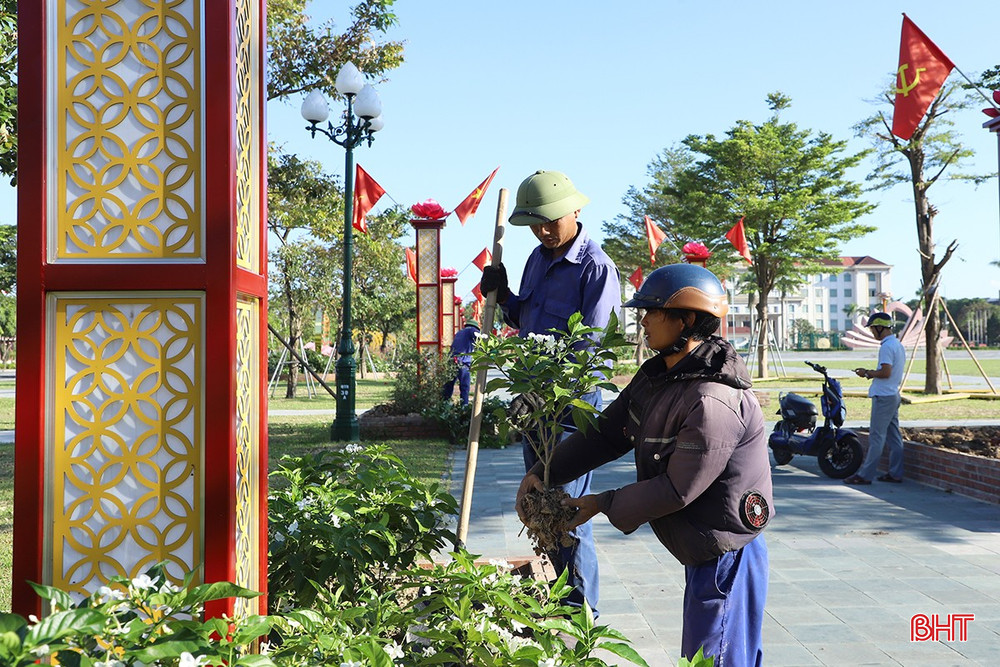 Người lao động của Công ty Cổ phần Môi trường và công trình đô thị Hà Tĩnh bướ vào đợt cao điểm mới hướng tới phục vụ Đại hội Đảng bộ tỉnh. bqbht_br_img-14d76.jpg