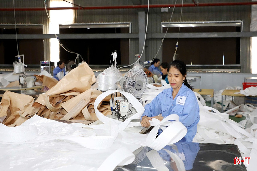 Các phong trào thi đua đang tạo khí thế sôi nổi, lan tỏa tinh thần hăng hái, sáng tạo, đồng lòng trong người lao động và cộng đồng doanh nghiệp. bqbht_br_d2.jpg