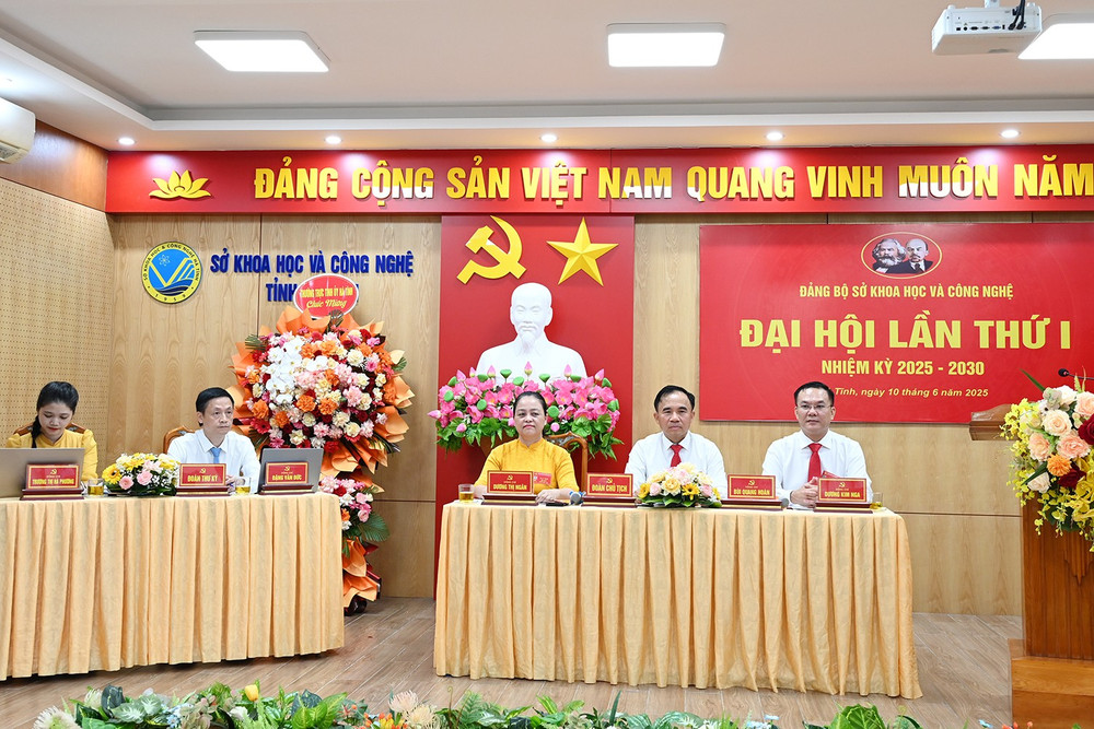 Đoàn chủ tịch và thư ký đại hội. dsc-6283-copy.jpg