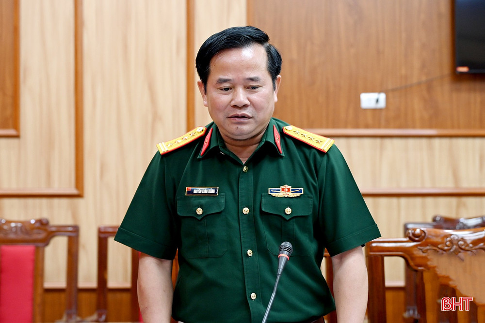 Đại tá Nguyễn Xuân Thắng - Chỉ huy trưởng Bộ CHQS tỉnh tiếp thu làm rõ một số nội dung tại hội nghị. bqbht_br_dsc-8d238.jpg