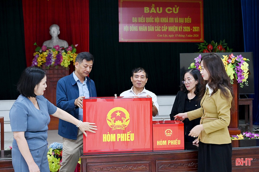 Lãnh đạo Phòng Văn hóa - Xã hội, UBND xã Can Lộc kiểm tra công tác chuẩn bị hòm phiếu phụ trên địa bàn.