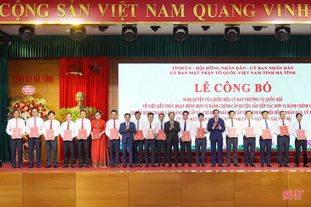 Các đồng chí Thường trực Tỉnh ủy trao quyết định thành lập đảng bộ cho các đồng chí tân bí thư đảng ủy các xã, phường. bqbht_br_aimg-9838.jpg