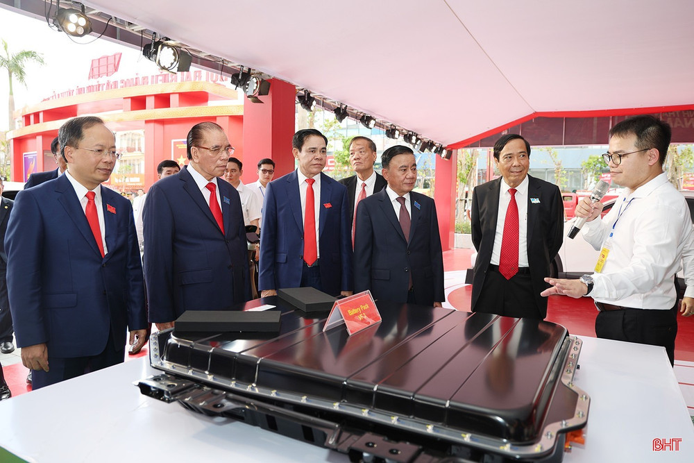 Đồng chí Trần Cẩm Tú - Ủy viên Bộ Chính trị, Thường trực Ban Bí thư và các đại biểu Trung ương, tỉnh tham quan gian hàng trưng bày bên lề đại hội. image-4.jpg