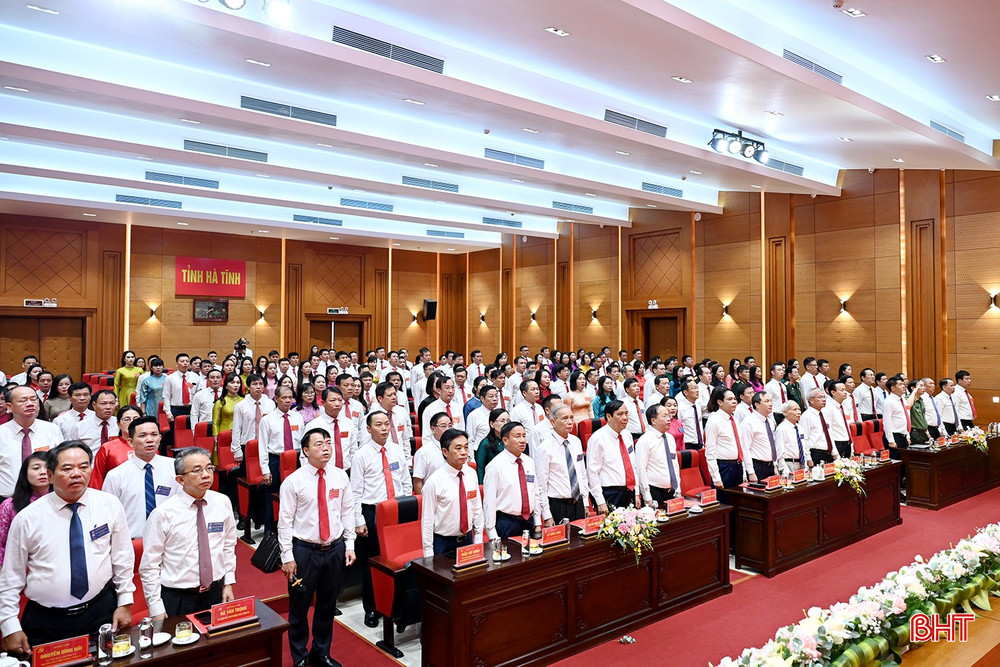 Đại biểu thực hiện nghi lễ chào cờ. Đại biểu thực hiện nghi lễ chào cờ.