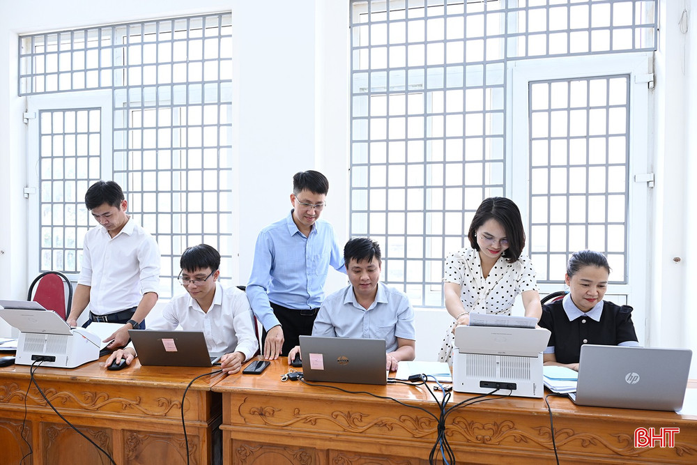 Việc kiểm phiếu được tổ chức theo hướng hiện đại. bqbht_br_dsc-6d305.jpg