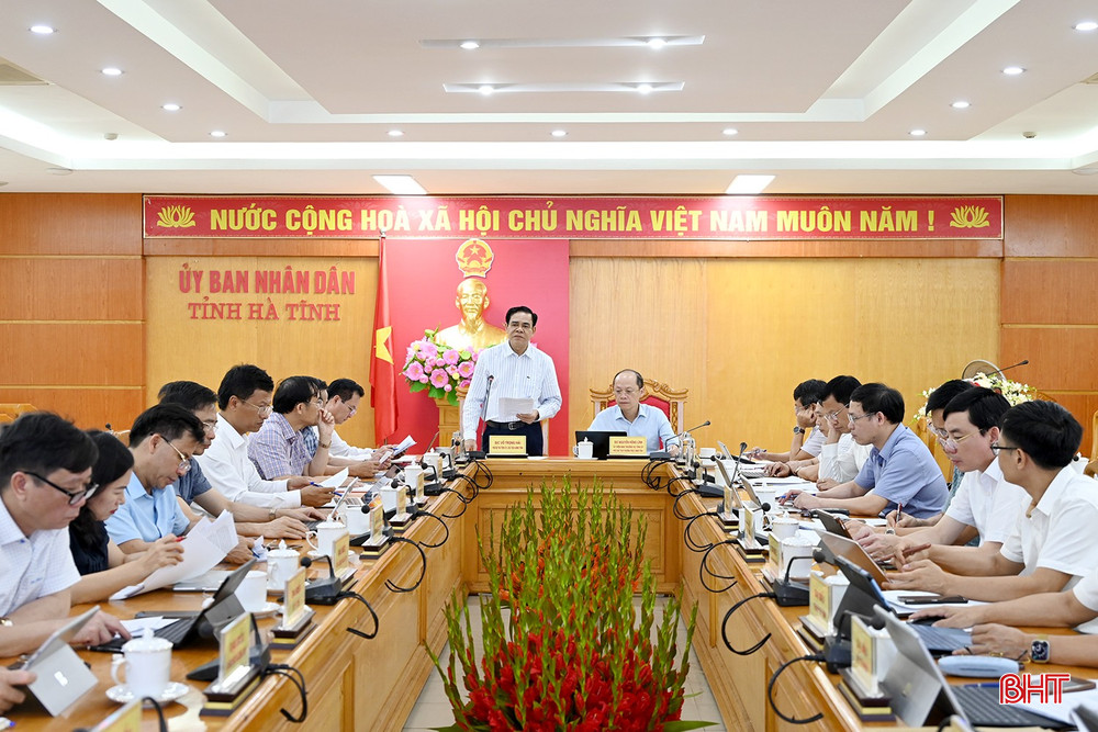 Chủ tịch UBND tỉnh Võ Trọng Hải và Phó Chủ tịch Thường trực UBND tỉnh Nguyễn Hồng Lĩnh chủ trì hội nghị. bqbht_br_dsc-f0143.jpg