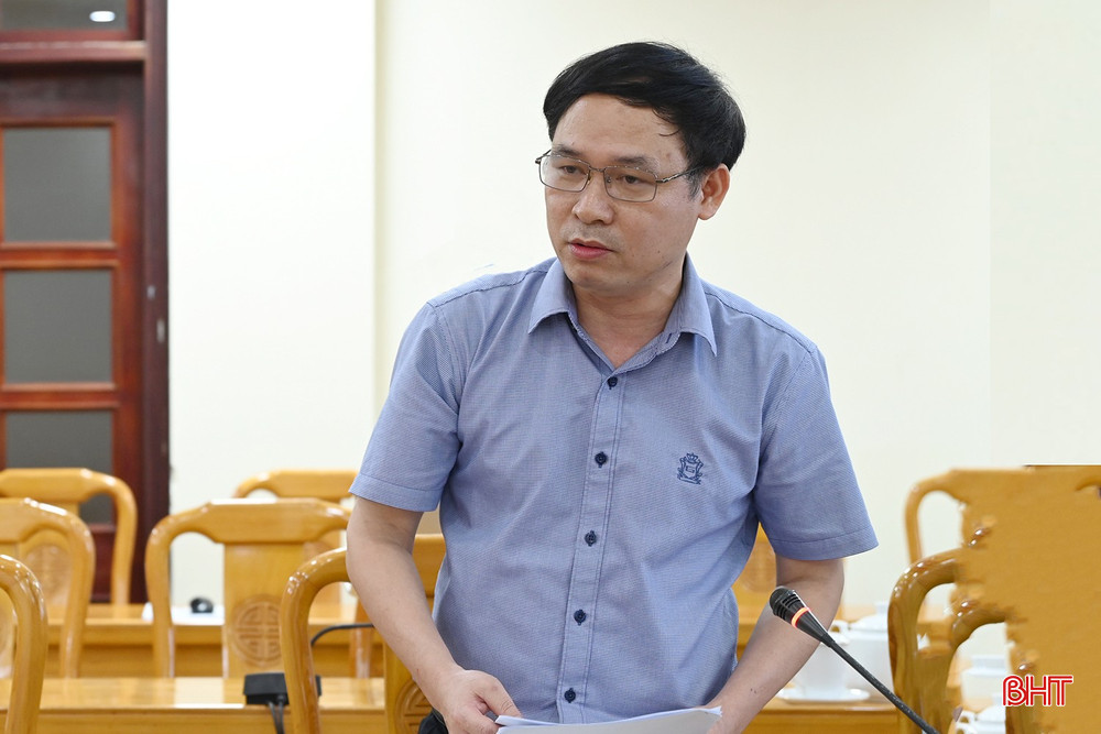 Phó Giám đốc Sở Tài chính Nguyễn Đức Thắng báo cáo các nội dung điều chỉnh dự thảo báo cáo chính trị trên lĩnh vực kinh tế - xã hội. bqbht_br_dsc-011d5-copy.jpg