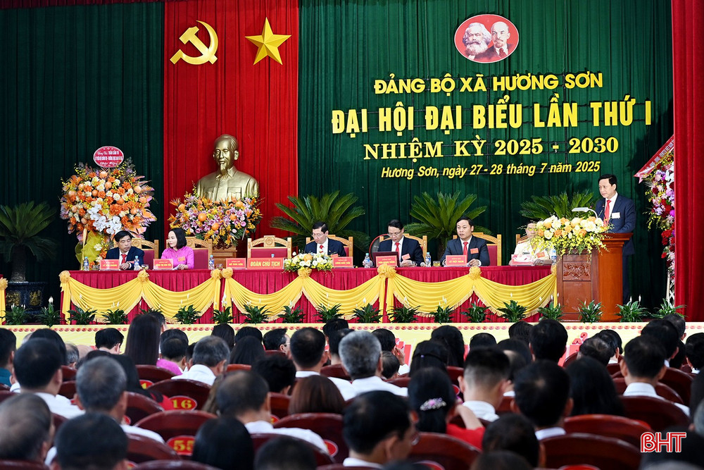 Đồng chí Hồ Thái Sơn - Phó Bí thư Đảng ủy, Chủ tịch UBND xã Hương Sơn báo cáo tổng hợp góp ý văn kiện đại hội cấp trên. bqbht_br_dsc-998f4.jpg