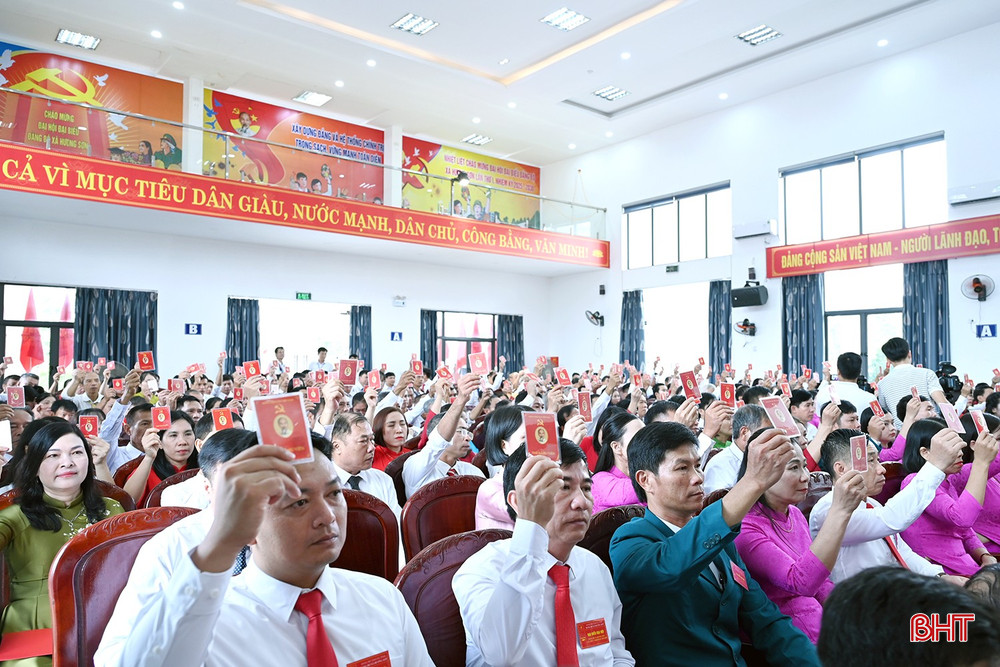 Đại biểu biểu quyết thông qua Nghị quyết Đại hội Đảng bộ xã nhiệm kỳ 2025-2030. bqbht_br_dscc-9912.jpg