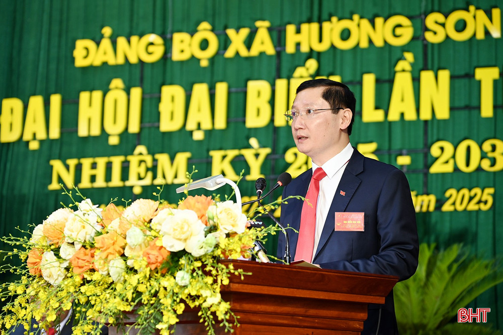 Đồng chí Lương Quốc Tuấn - Bí thư Đảng ủy, Chủ tịch HĐND xã trình bày dự thảo báo cáo chính trị. bqbht_br_ddsc-9918.jpg