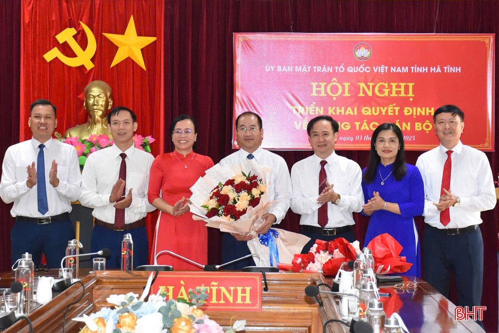 Thường trực LĐLĐ tỉnh tặng hoa chúc mừng đồng chí Nguyễn Thế Hoàn. Thường trực LĐLĐ tỉnh tặng hoa chúc mừng đồng chí Nguyễn Thế Hoàn.