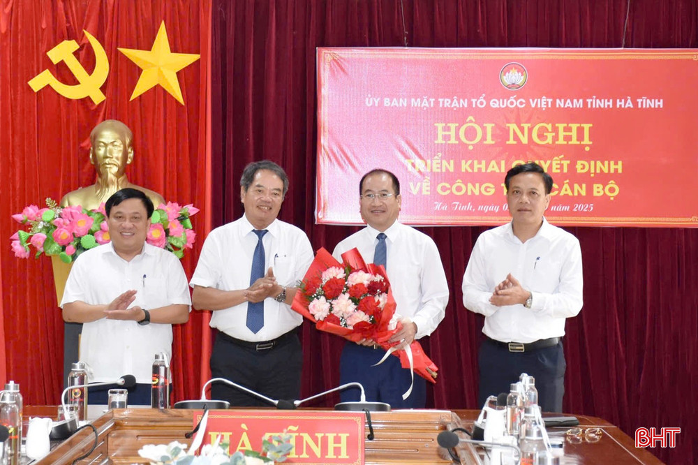 Lãnh đạo Ban Nội chính Tỉnh ủy tặng hoa chúc mừng đồng chí Nguyễn Thế Hoàn. bqbht_br_d4.jpg