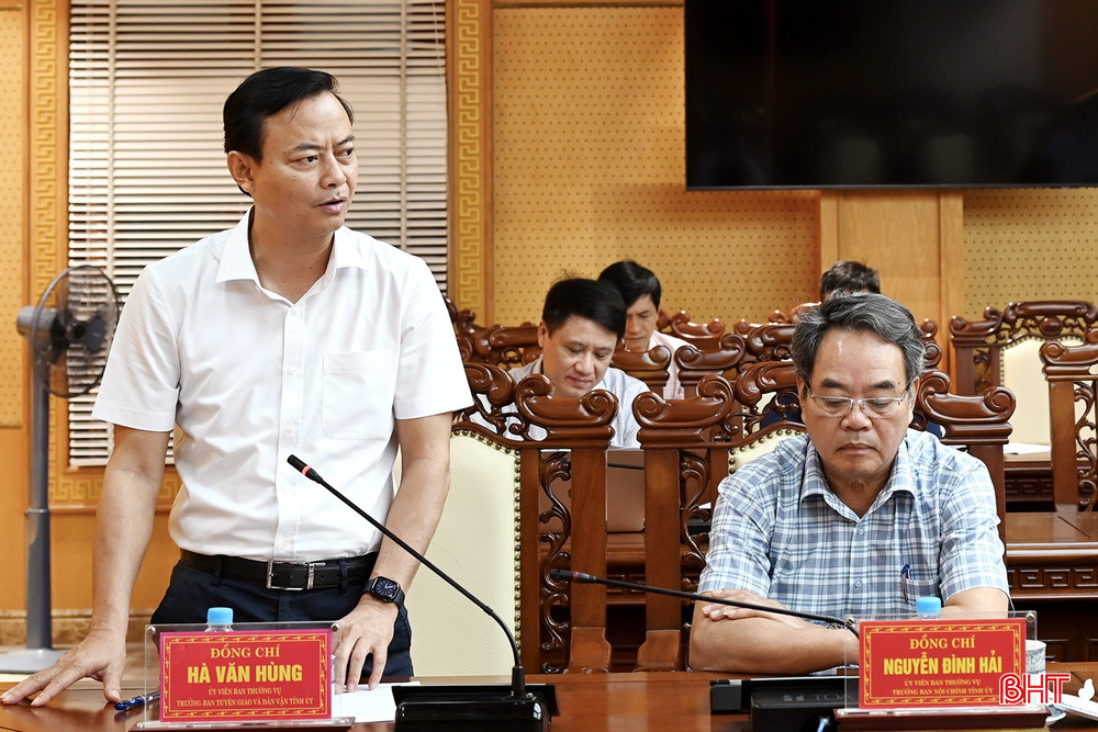 Trưởng ban Tuyên giáo và Dân vận Tỉnh ủy Hà Văn Hùng phát biểu tại cuộc họp. Trưởng ban Tuyên giáo và Dân vận Tỉnh ủy Hà Văn Hùng phát biểu tại cuộc họp.
