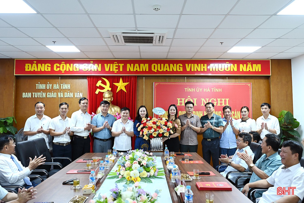 Ban Thường vụ Đảng ủy xã Đồng Lộc tặng hoa chúc mừng đồng chí Đặng Thị Quỳnh Diệp. bqbht_br_dsc-234d9.jpg