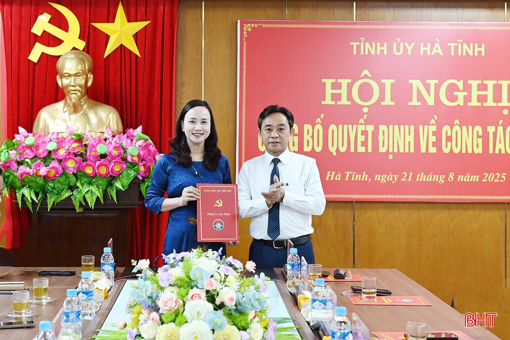 Phó Bí thư Thường trực Tỉnh ủy trao quyết định cho đồng chí Đặng Thị Quỳnh Diệp... bqbht_br_dsc-23d08.jpg