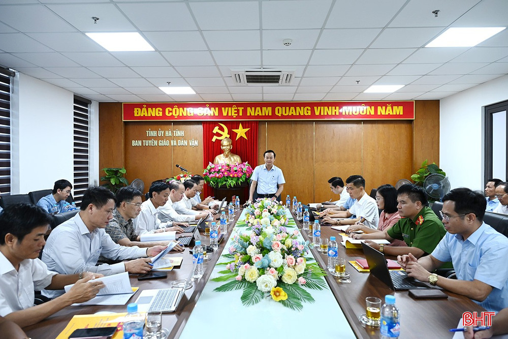Trưởng ban Tuyên giáo và Dân vận Tỉnh ủy Hà Văn Hùng chủ trì hội nghị. Trưởng ban Tuyên giáo và Dân vận Tỉnh ủy Hà Văn Hùng chủ trì hội nghị.