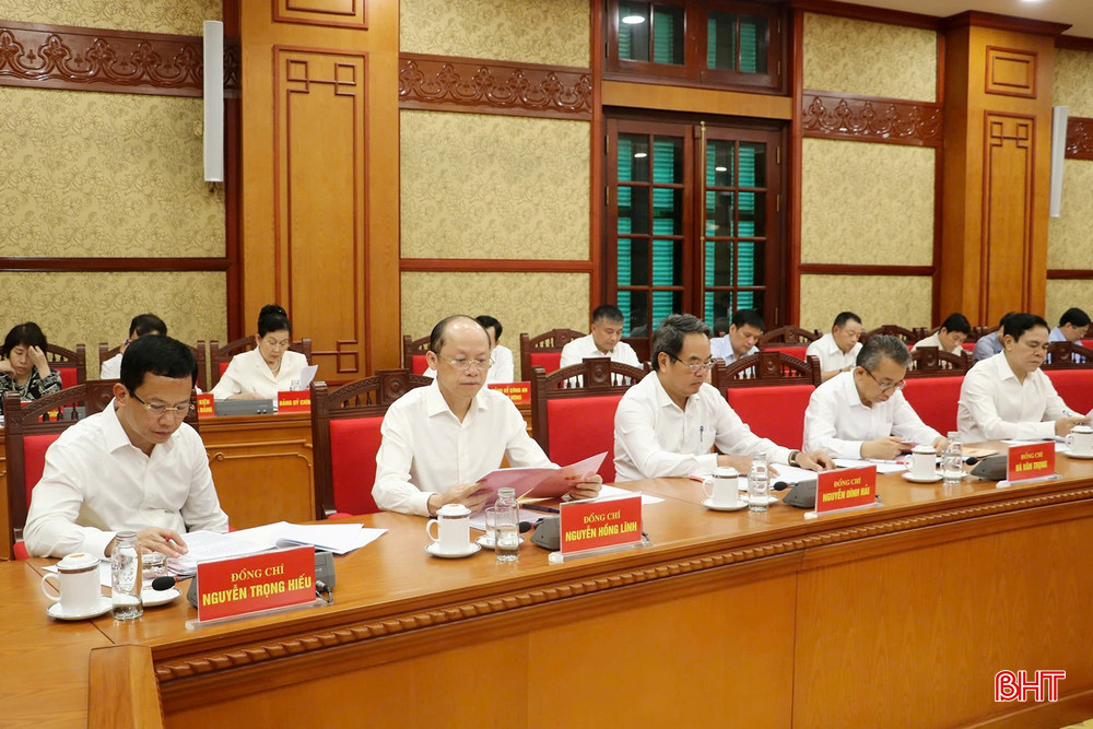 Các đồng chí lãnh đạo tỉnh và các sở, ban, ngành Hà Tĩnh dự buổi làm việc. Các đồng chí lãnh đạo tỉnh và các sở, ban, ngành Hà Tĩnh dự buổi làm việc.