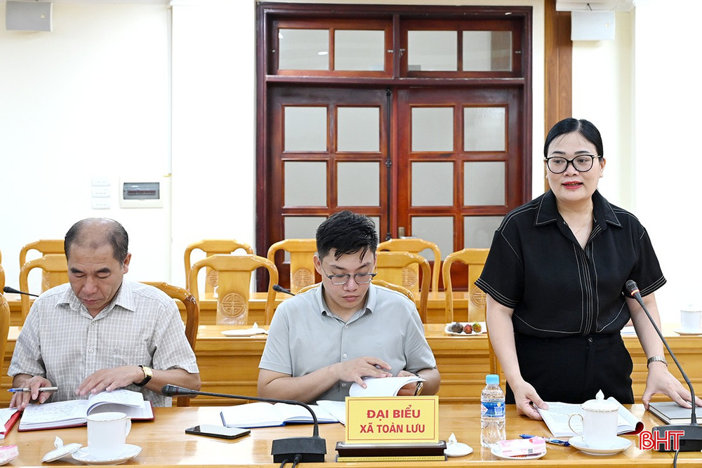 Đồng chí Bùi Thị Hoàng Oanh - Bí thư Đảng ủy, Chủ tịch HĐND xã Toàn Lưu báo cáo công tác chuẩn bị đại hội. bqbht_br_dsc-88d56.jpg