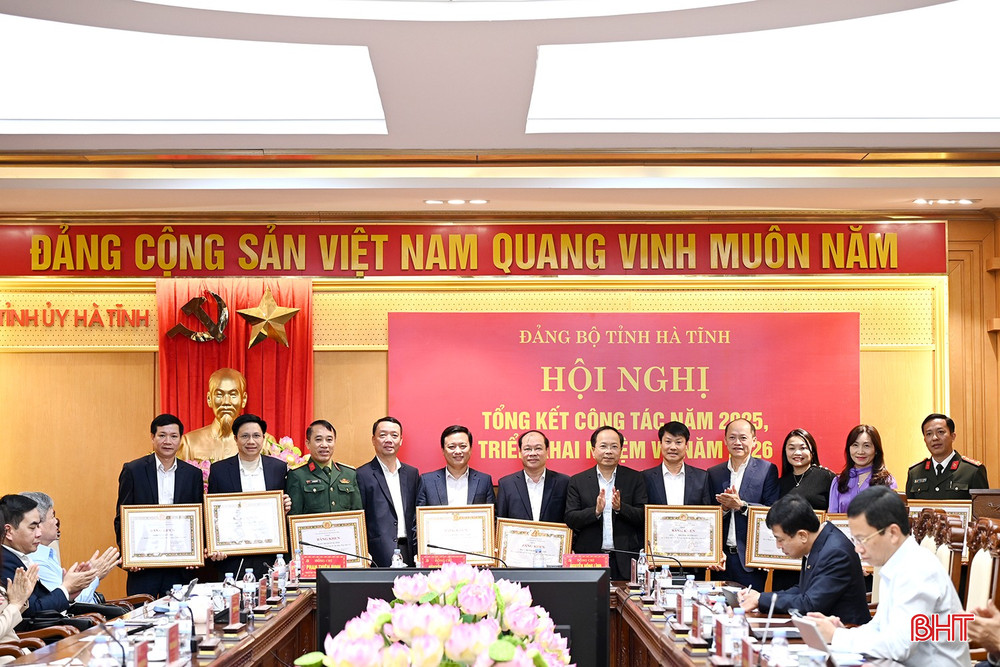 Thường trực Tỉnh ủy tặng bằng khen cho các đảng bộ có thành tích xuất sắc trong công tác xây dựng Đảng năm 2025.