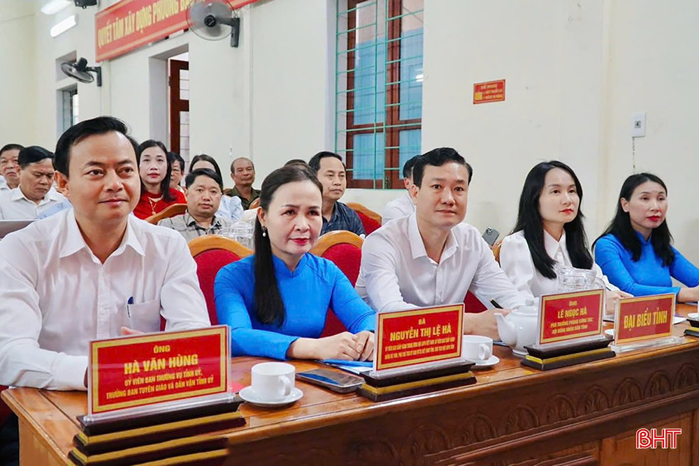 Ông Hà Văn Hùng - Trưởng ban Tuyên giáo và Dân vận Tỉnh ủy cùng các đại biểu dự hội nghị.