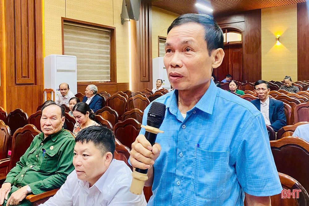 Cử tri Nguyễn Văn Tuấn ở tổ dân phố Tiên Sơn phát biểu tại hội nghị.