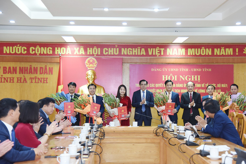 Đồng chí Võ Trọng Hải - Phó Bí thư Tỉnh ủy, Chủ tịch UBND tỉnh, Bí thư Đảng ủy UBND tỉnh và đồng chí Nguyễn Hồng Lĩnh - Phó Chủ tịch Thường trực UBND tỉnh, Phó Bí thư Thường trực Đảng ủy UBND tỉnh tặng hoa chúc mừng các đảng bộ, chi bộ mới thành lập (tháng 3/2025). dsc-4371.jpg
