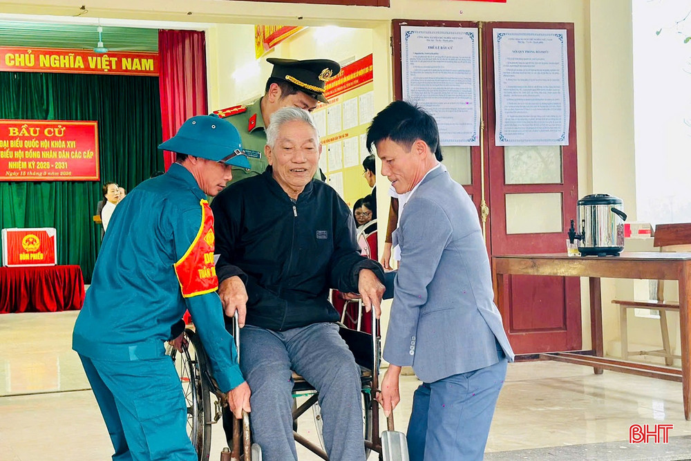 Năm nay, dù đã hơn 90 tuổi, sức khỏe yếu, việc đi lại khó khăn, nhưng cử tri Nguyễn Văn Hoà - thôn Đông Hà 1, xã Thạch Hà vẫn đến sớm để thực hiện quyền công dân.