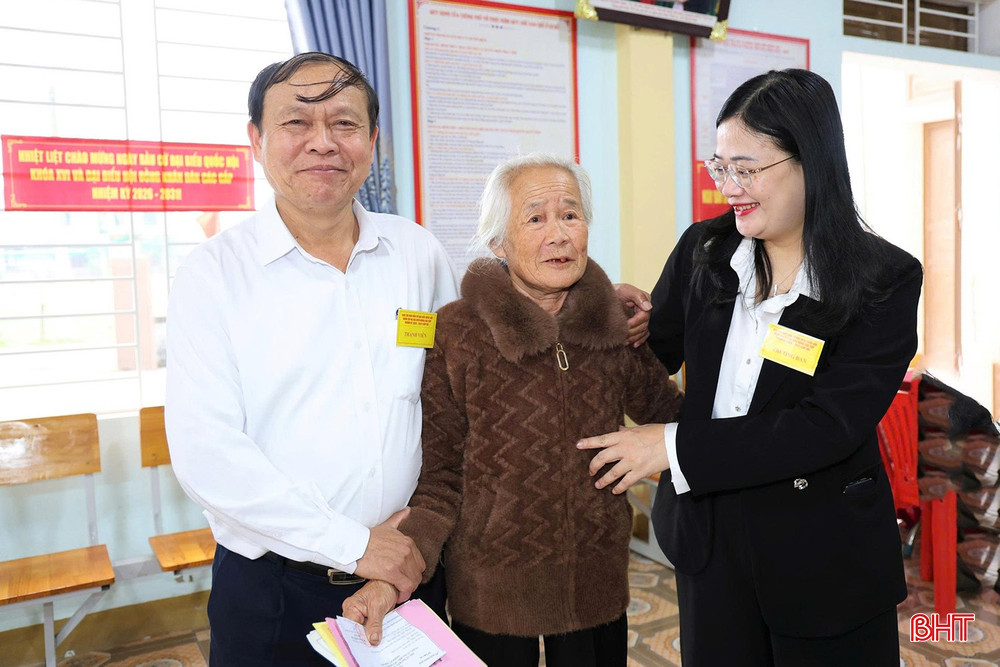 Xã Toàn Lưu có 13.490 cử tri tham gia bỏ phiếu bầu cử đại biểu Quốc hội khóa XVI và HĐND các cấp nhiệm kỳ 2026 - 2031. Đến tham gia bỏ phiếu tại khu vực bỏ phiếu số 13 ở Nhà văn hóa thôn Vĩnh An (xã Toàn Lưu), bà Lê Thị Hoa phấn khởi và đặt nhiều niềm tin, kỳ vọng vào các đại biểu dân cử.