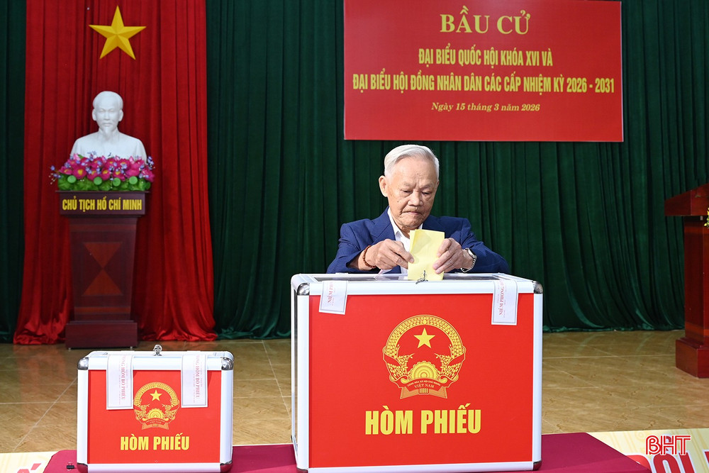 Bỏ lá phiếu đầu tiên là cụ Nguyễn Kim Lân, 86 năm tuổi đời, 65 năm tuổi Đảng, cử tri tổ dân phố 10 Bắc Hà.