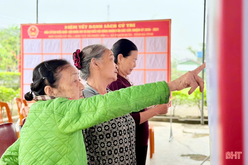 Hòa cùng không khí của cử tri toàn tỉnh, hơn 10.900 cử tri xã Thạch Xuân tham gia thực hiện quyền công dân tại 10 khu vực bỏ phiếu, được bố trí tại các nhà văn hóa thôn, tạo thuận lợi cho cử tri bỏ phiếu.