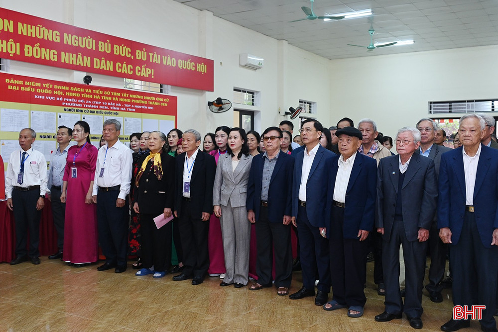 Trưởng ban Tổ chức Tỉnh ủy Trương Thanh Huyền, Trưởng ban Quản lý Khu kinh tế tỉnh Trần Việt Hà cùng các cử tri thực hiện nghi lễ chào cờ, khai mạc bầu cử.