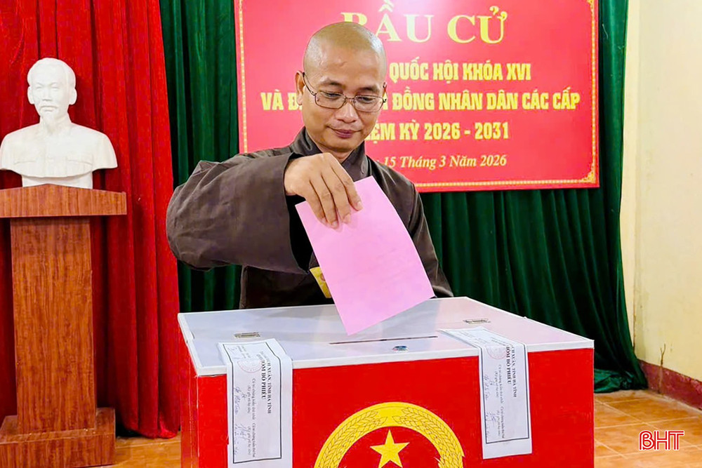 Sư thầy Thích Quảng Ứng - phụ trách chùa Mà Ca, thôn Hưng Hòa, xã Thạch Xuân tham gia bỏ phiếu bầu cử.