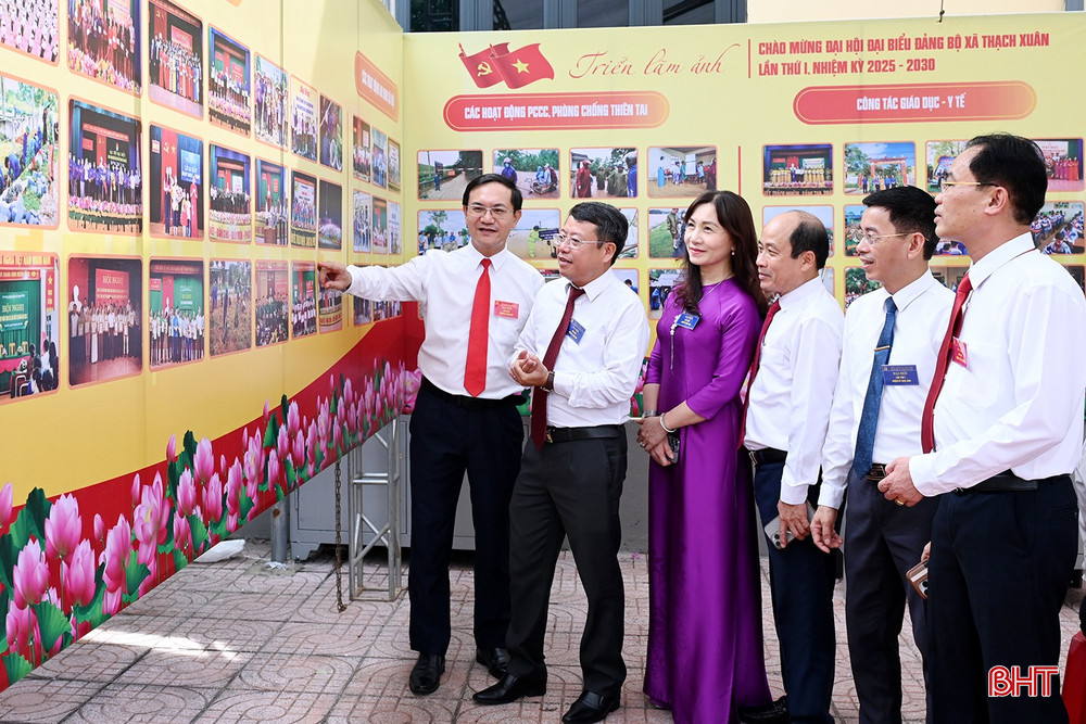 Đại biểu xem triển lãm tranh về thành tựu của Đảng bộ xã trong nhiệm kỳ qua. Đại biểu xem triển lãm tranh về thành tựu của Đảng bộ xã trong nhiệm kỳ qua.