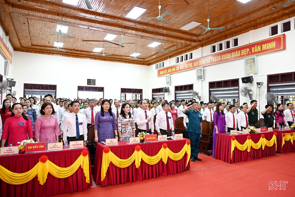 Đại biểu thực hiện nghi thức chào cờ. Đại biểu thực hiện nghi thức chào cờ.