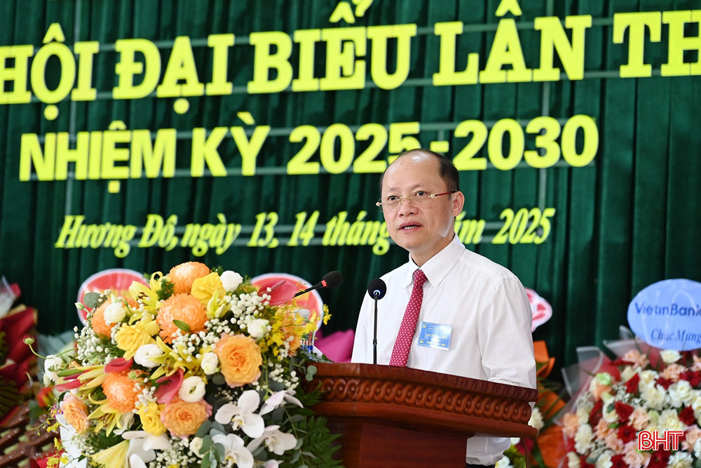 Phó Chủ tịch Thường trực UBND tỉnh Nguyễn Hồng Lĩnh phát biểu chúc mừng đại hội. bqbht_br_dsc-d1774.jpg