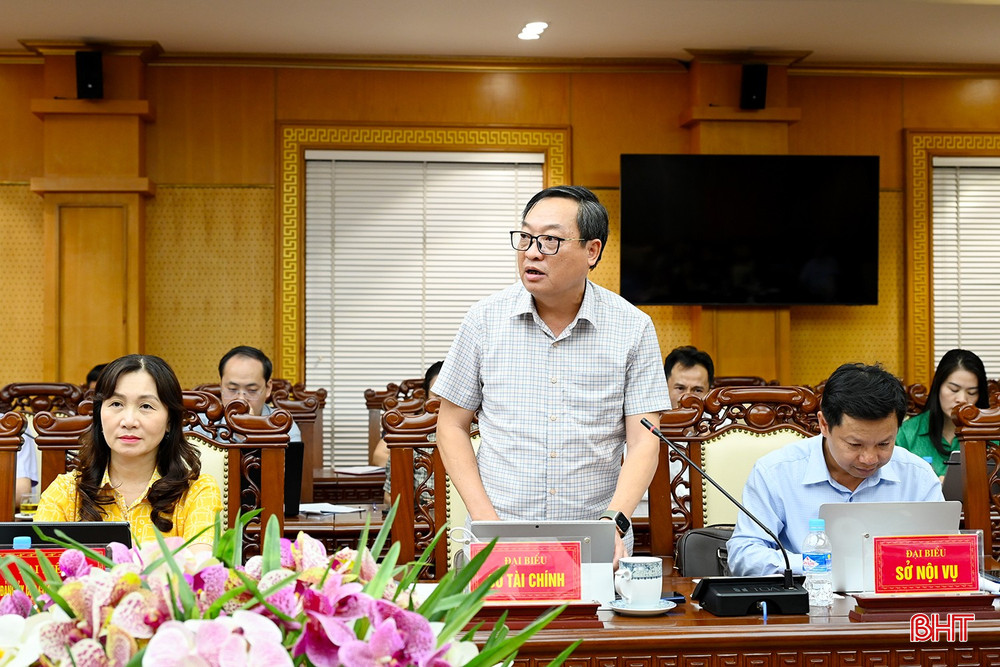 Phó Giám đốc Sở Tài chính Đặng Trần Phong trao đổi các nội dung liên quan tại hội nghị. bqbht_br_dsc-22d58.jpg