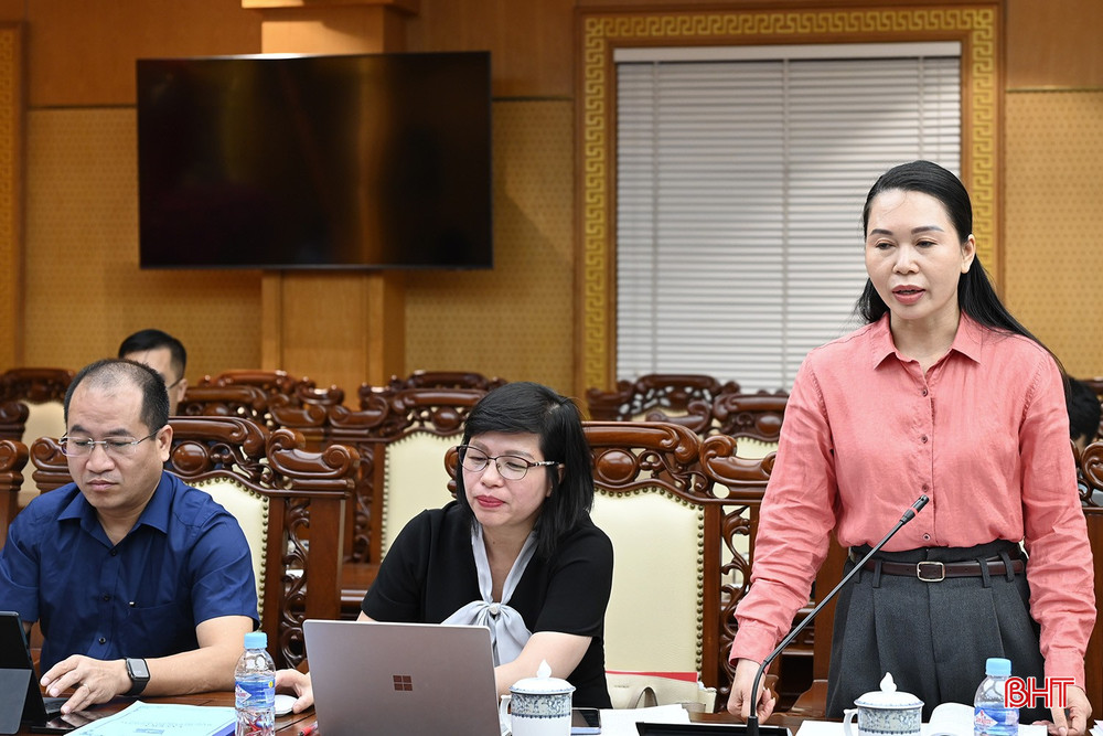 Trưởng ban Văn hóa - xã hội (HĐND tỉnh) Đào Thị Anh Nga góp ý tại hội nghị. bqbht_br_dsc-9d128.jpg