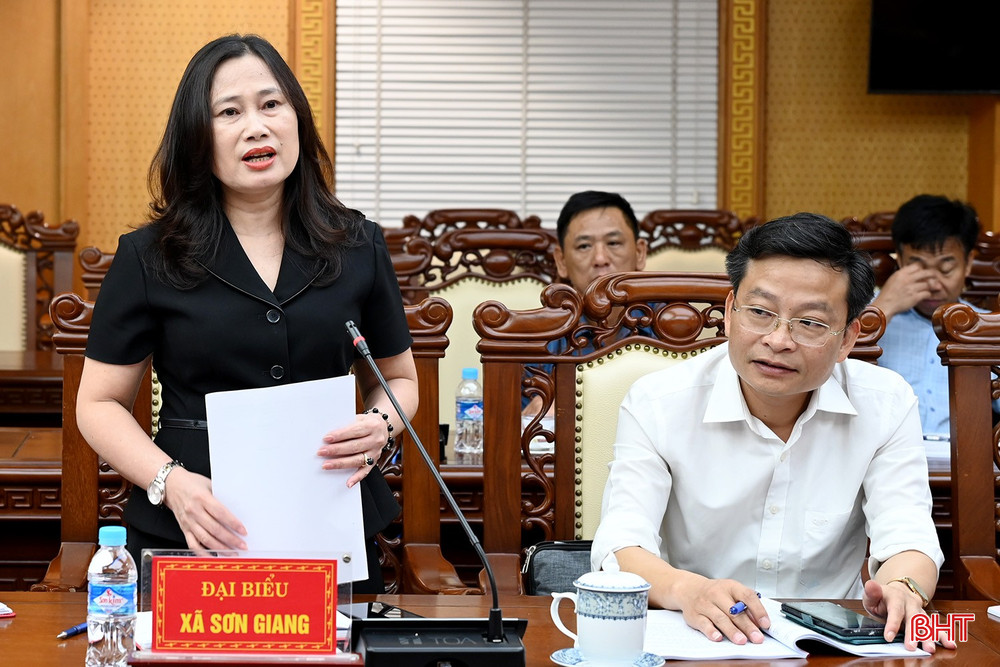 Đồng chí Hà Thị Huyền - Bí thư Đảng ủy, Chủ tịch HĐND xã Sơn Giang báo cáo nội dung tại hội nghị. bqbht_br_dscd-9119.jpg