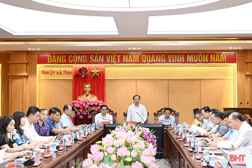 Các đồng chí Thường trực Tỉnh ủy chủ trì cuộc họp. bqbht_br_dscd-4975.jpg