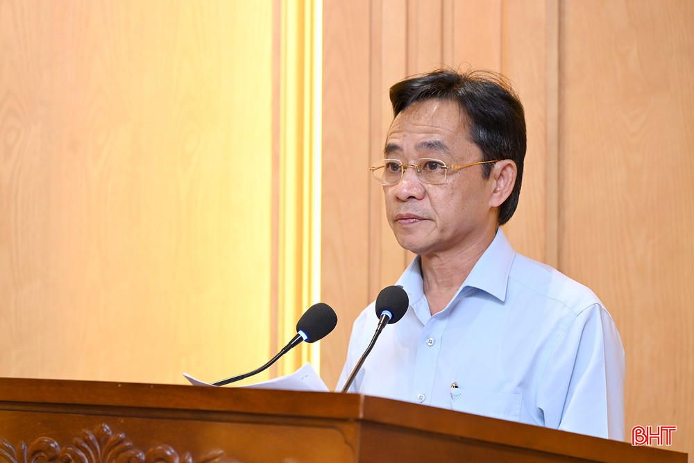 Phó Bí thư Thường trực Tỉnh ủy Trần Thế Dũng báo cáo tờ trình về việc hoàn thiện dự thảo các văn kiện Đại hội Đảng bộ tỉnh. bqbht_br_dsc-a4980.jpg