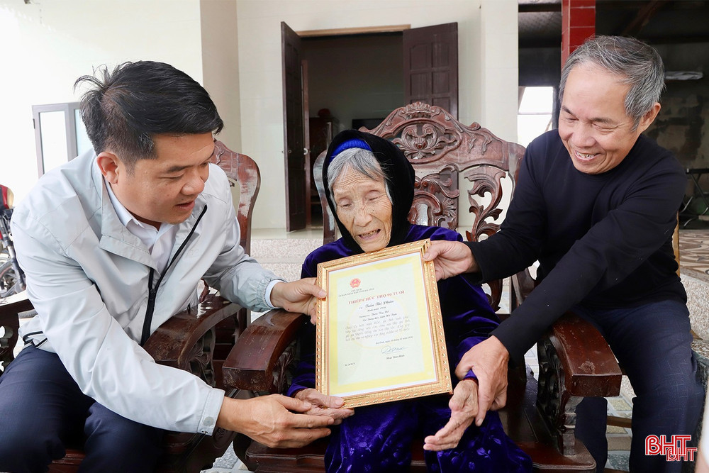 Trưởng ban Nội chính Tỉnh ủy Trần Nhật Tân chúc thọ người cao tuổi xã Tùng Lộc.