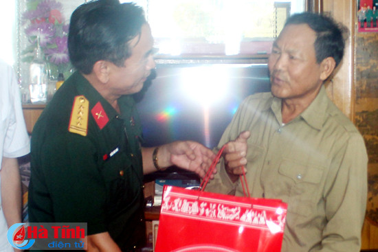 lanh dao bo chqs tinh tang qua doi tuong chinh sach