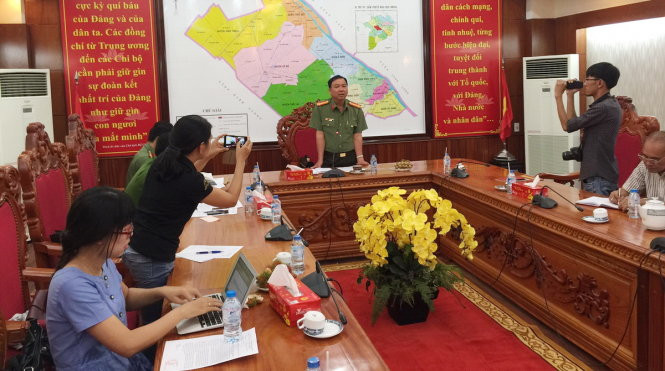 Đại tá Trần Ngọc Hạnh, giám đốc Công an TP Cần Thơ, cho biết số tiền mà những người này thu từ các doanh nghiệp lên đến gần 3,5 tỉ đồng - Ảnh: LÊ DÂN 3 thanh tra giao thong nhan gan 3 5 ti dong bao ke