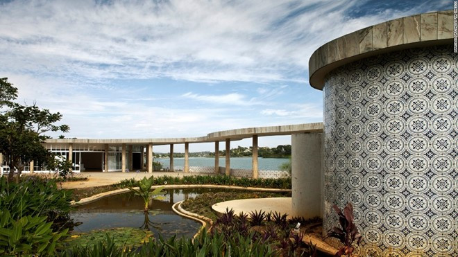 Quần thể hiện đại Pampulha, Brazil: Do kiến trúc sư Oscar Niemeyer và các nghệ sĩ thiết kế, quần thể Pampulha là trung tâm dự án vườn đô thị năm 1940 ở Belo Horizonte, thủ phủ bang Minas Gerais của Brazil. Khu trung tâm là sự kết hợp ấn tượng của kiến trúc, thiết kế cảnh quan và điêu khắc, trong đó có một sòng bài, câu lạc bộ du thuyền và nhà thờ. nhung di san unesco an tuong nam 2016