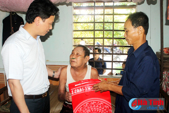 chu tich ubnd tinh tham hoi tang qua doi tuong chinh sach ky anh