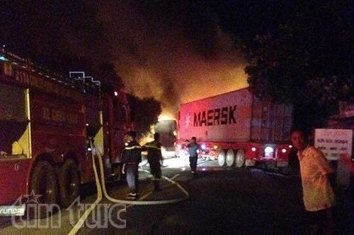 tai nan tham khoc 2 xe chay kinh hoang it nhat 2 nguoi chet