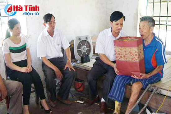 ho tro 320 trieu cho 16 gia dinh nguoi co cong ve sua chua nha o