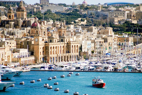 Malta nổi tiếng với khí hậu dễ chịu. Mùa hè khá nóng và lý tưởng cho người yêu thích ánh mặt trời. Ngoài khoảng thời gian đó, thời tiết thường nắng đẹp mà không quá gay gắt. Mùa đông cũng không quá lạnh và vẫn có ánh mặt trời. Ảnh: Secondhome. malta quoc dao tran ngap anh mat troi o dia trung hai