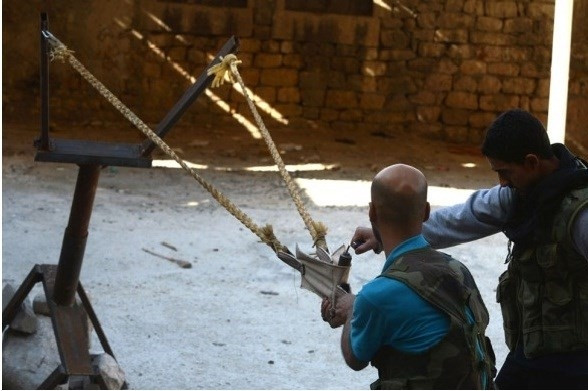 can canh vu khi tu che cua quan noi day syria